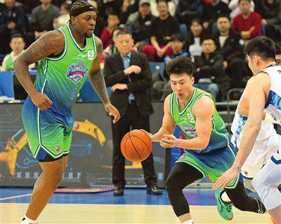 星空体育APP-带着拼劲儿和执行力 天津男篮开启“3连客”