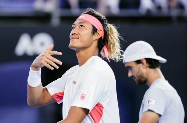 1737619963329010243.jpg (体育)(1)网球——澳网:张之臻_马哈奇男双晋级XxjpseC007350_20250118_PEPFN0A001.jpg