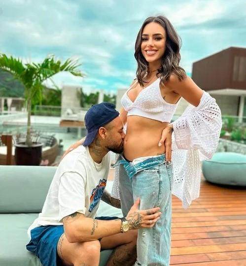 星空体育下载-亲吻女友肚子 内马尔官宣将第二次做爸爸！