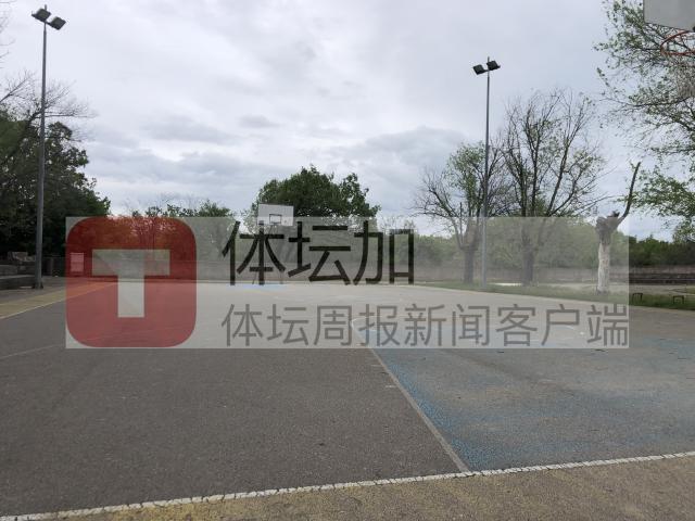 27-球场一侧后面的篮球场地.jpg