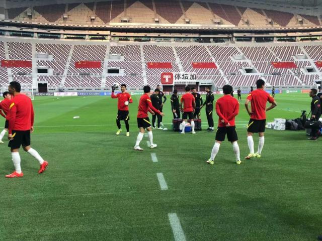 Starrysky Sports-对战日本国足主场氛围浓厚 巨型五星红旗铺设完成